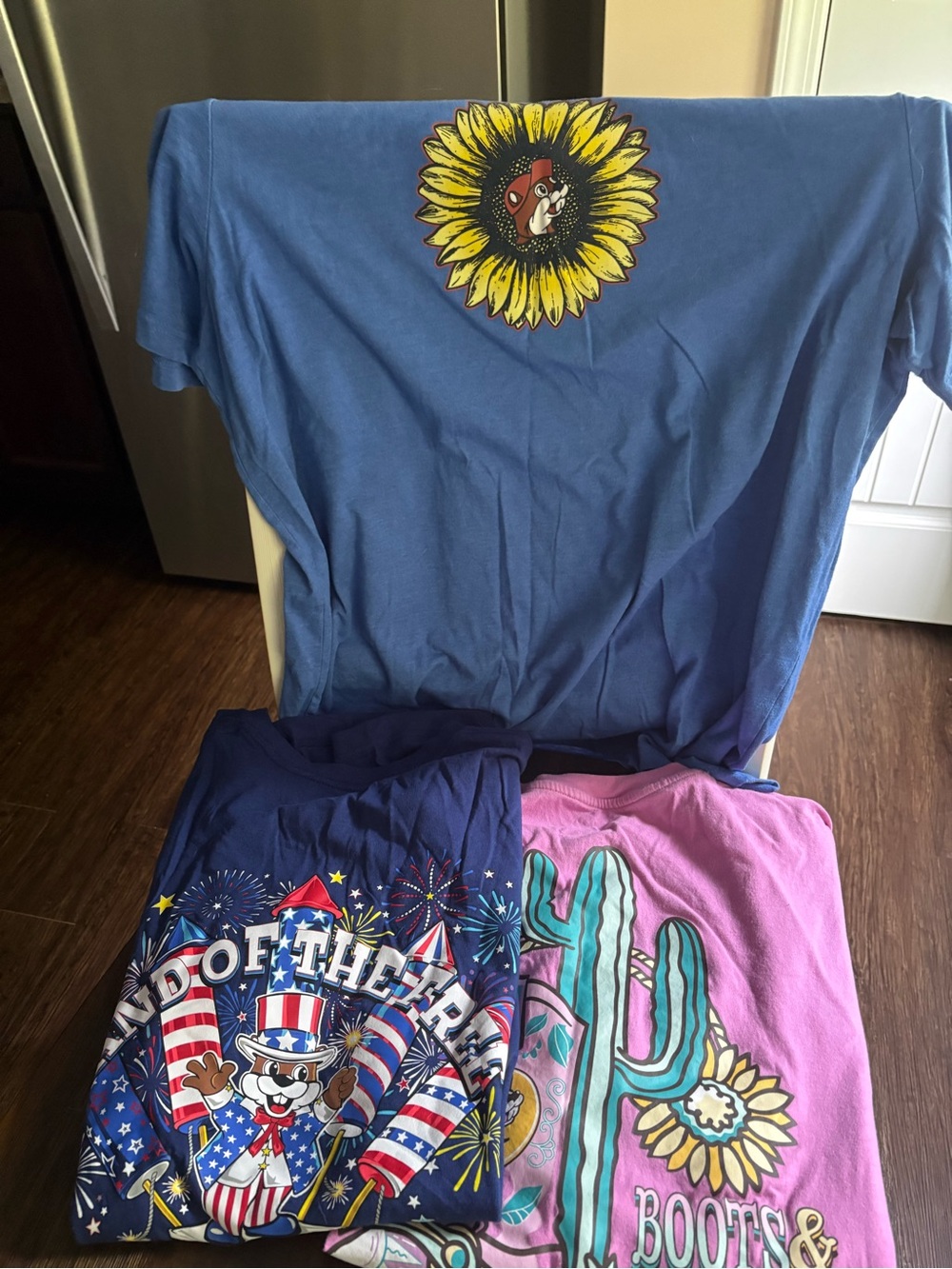 Lot of Ladies Buc-ee’s T-shirts - size 2xl